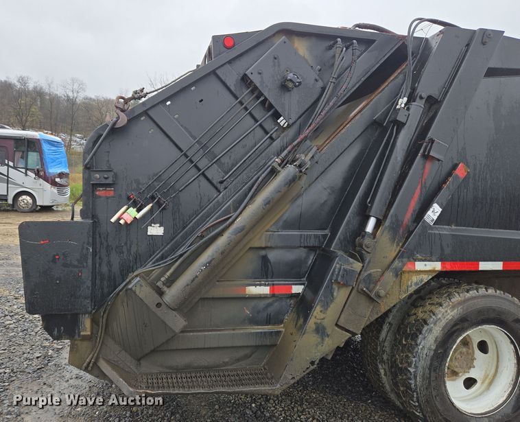 image for item YA0339 2004 International 4300 refuse truck