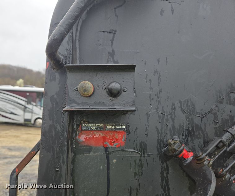 image for item YA0339 2004 International 4300 refuse truck