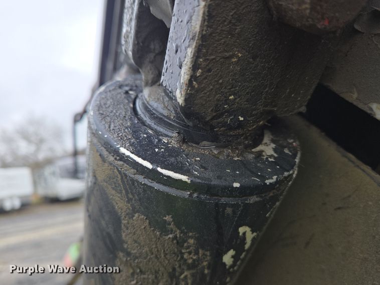 image for item YA0339 2004 International 4300 refuse truck