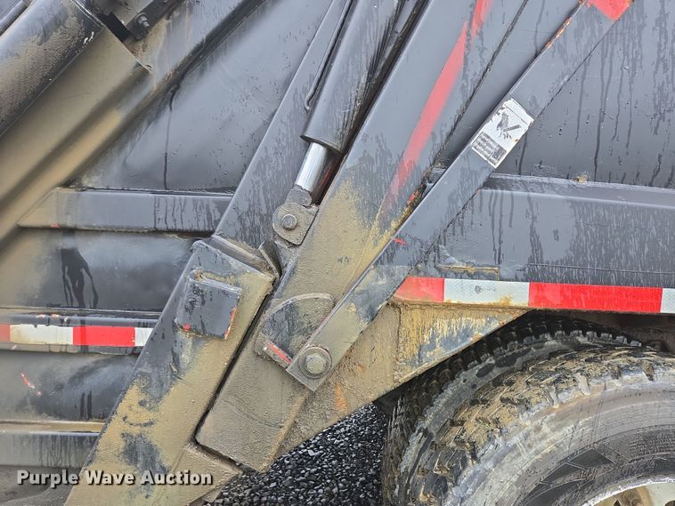 image for item YA0339 2004 International 4300 refuse truck