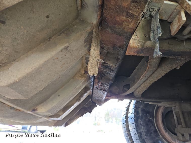 image for item YA0339 2004 International 4300 refuse truck