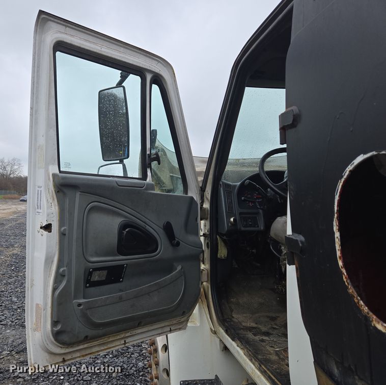 image for item YA0339 2004 International 4300 refuse truck