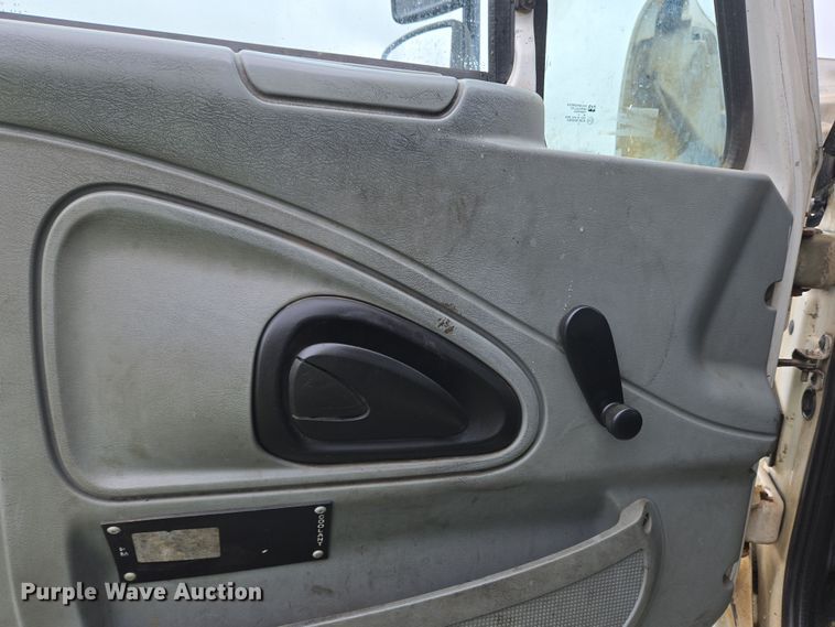 image for item YA0339 2004 International 4300 refuse truck