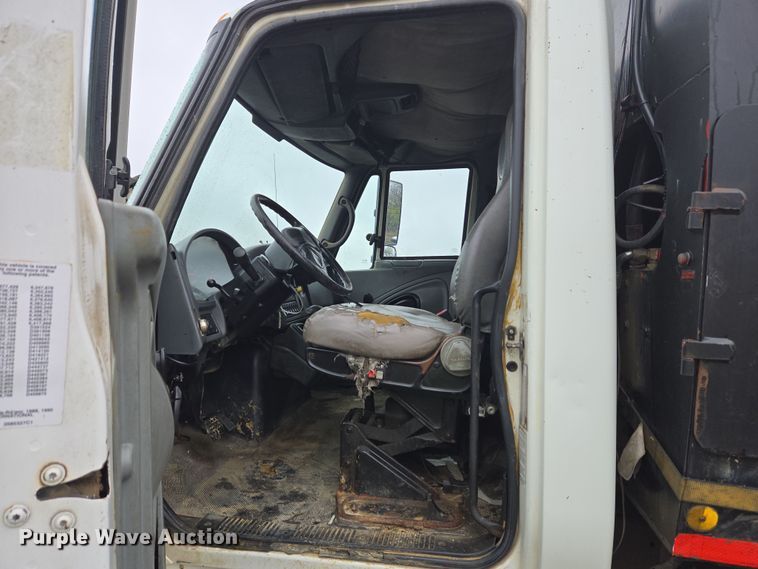 image for item YA0339 2004 International 4300 refuse truck