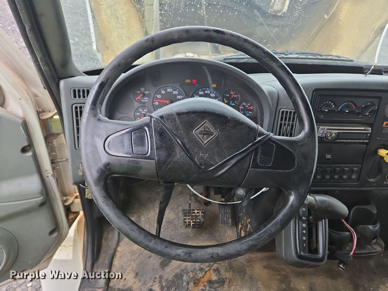 image for item YA0339 2004 International 4300 refuse truck