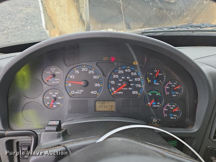 image for item YA0339 2004 International 4300 refuse truck