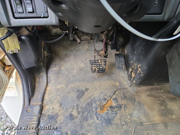 image for item YA0339 2004 International 4300 refuse truck