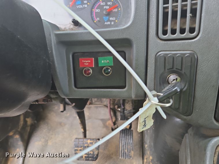 image for item YA0339 2004 International 4300 refuse truck