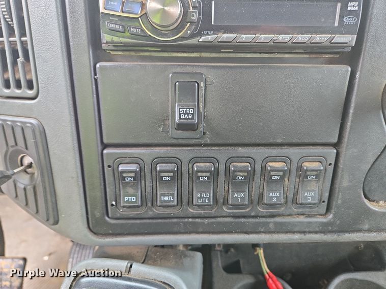 image for item YA0339 2004 International 4300 refuse truck