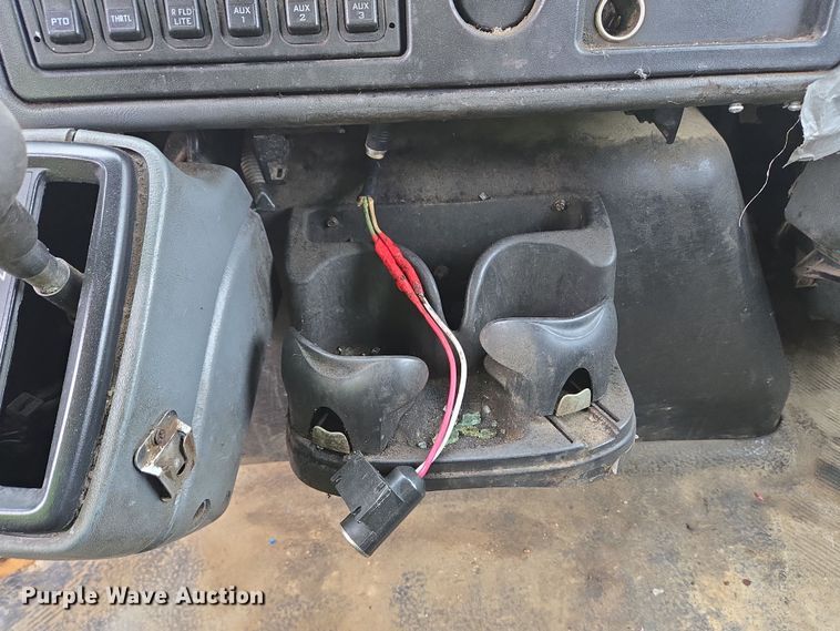 image for item YA0339 2004 International 4300 refuse truck