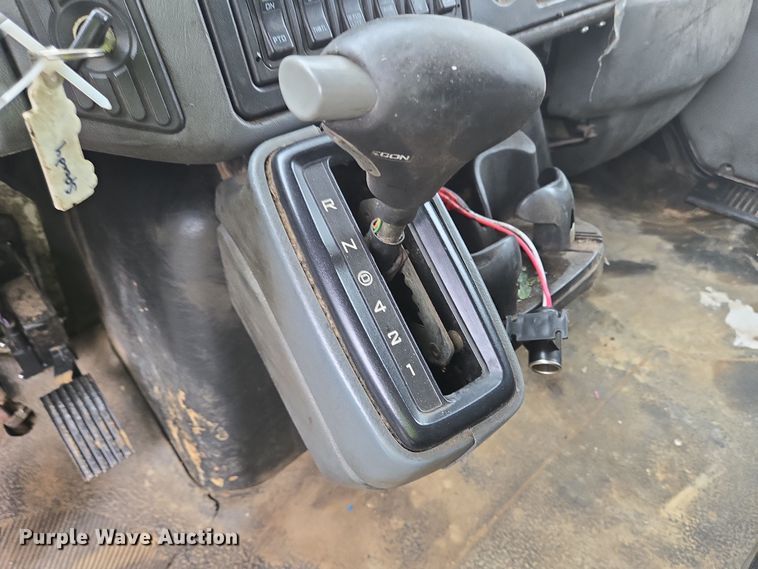 image for item YA0339 2004 International 4300 refuse truck