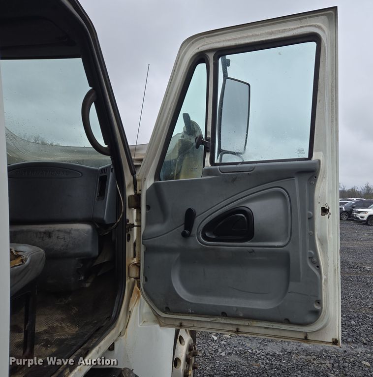 image for item YA0339 2004 International 4300 refuse truck