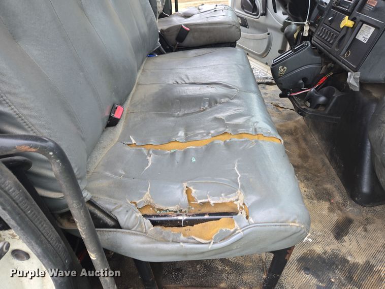 image for item YA0339 2004 International 4300 refuse truck