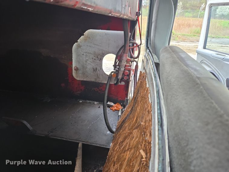 image for item YA0339 2004 International 4300 refuse truck