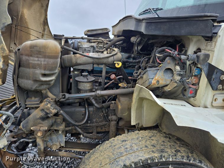 image for item YA0339 2004 International 4300 refuse truck