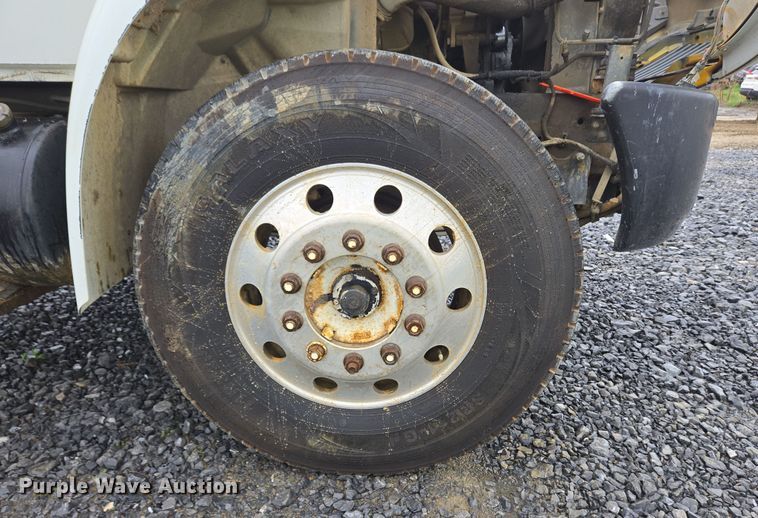 image for item YA0339 2004 International 4300 refuse truck