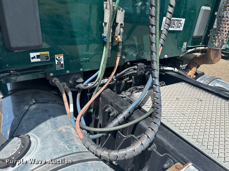 image for item YA0412 2019 Kenworth T680 semi truck