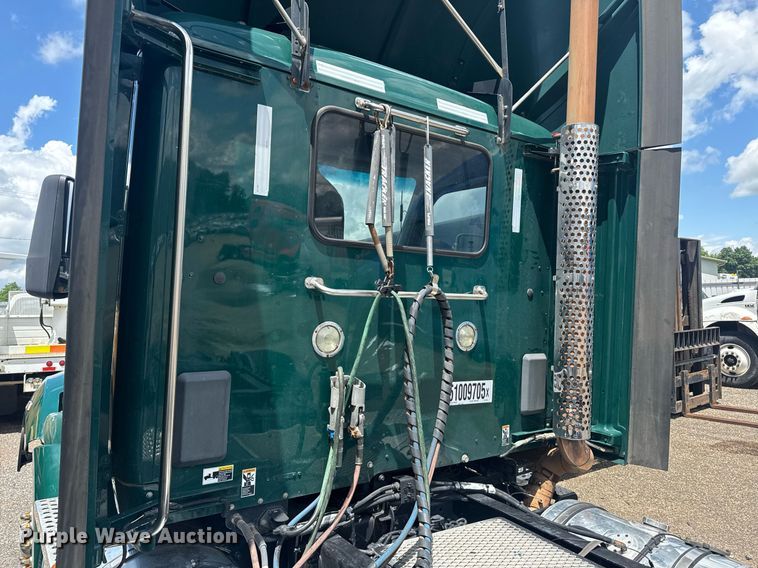 image for item YA0412 2019 Kenworth T680 semi truck