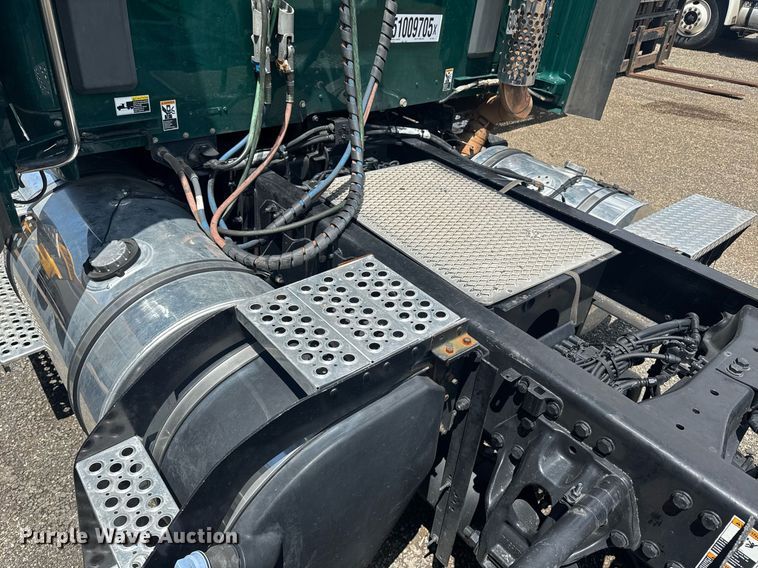 image for item YA0412 2019 Kenworth T680 semi truck