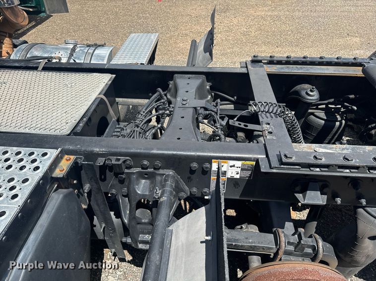 image for item YA0412 2019 Kenworth T680 semi truck