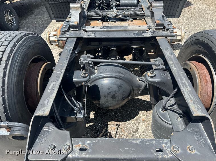 image for item YA0412 2019 Kenworth T680 semi truck