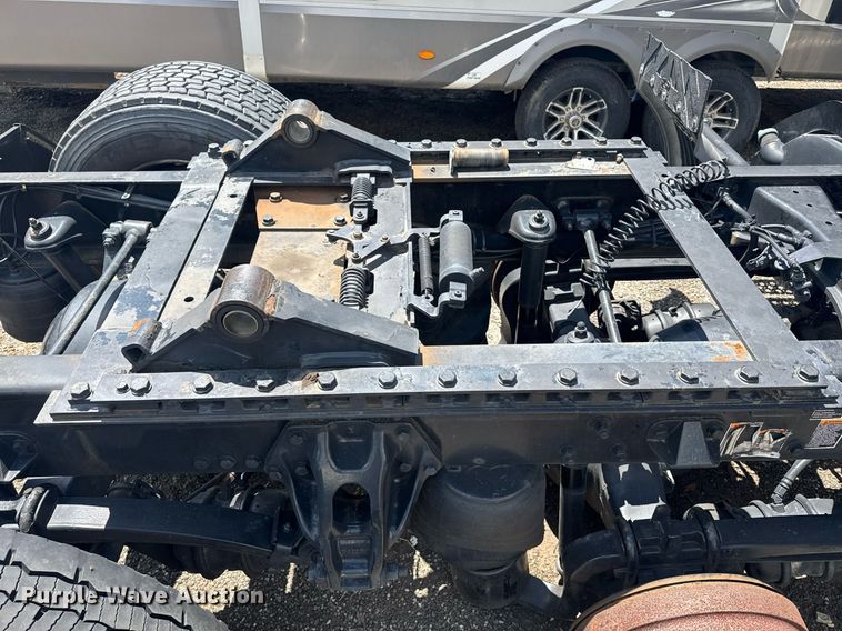 image for item YA0412 2019 Kenworth T680 semi truck