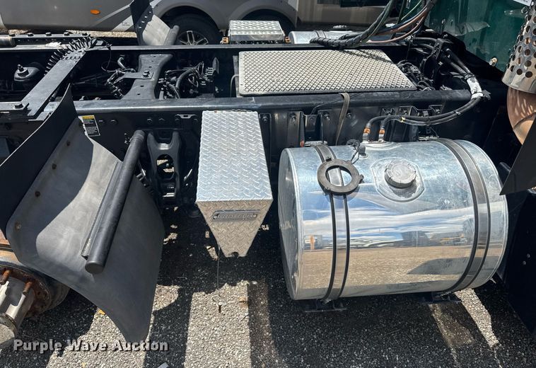 image for item YA0412 2019 Kenworth T680 semi truck