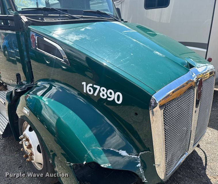image for item YA0412 2019 Kenworth T680 semi truck