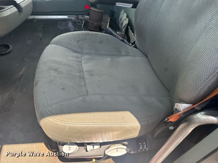 image for item YA0412 2019 Kenworth T680 semi truck