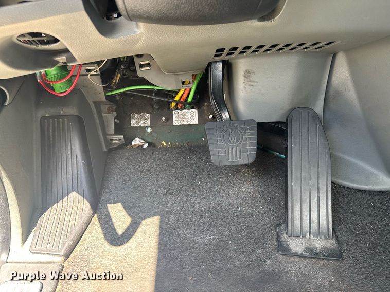 image for item YA0412 2019 Kenworth T680 semi truck