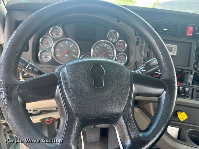 image for item YA0412 2019 Kenworth T680 semi truck