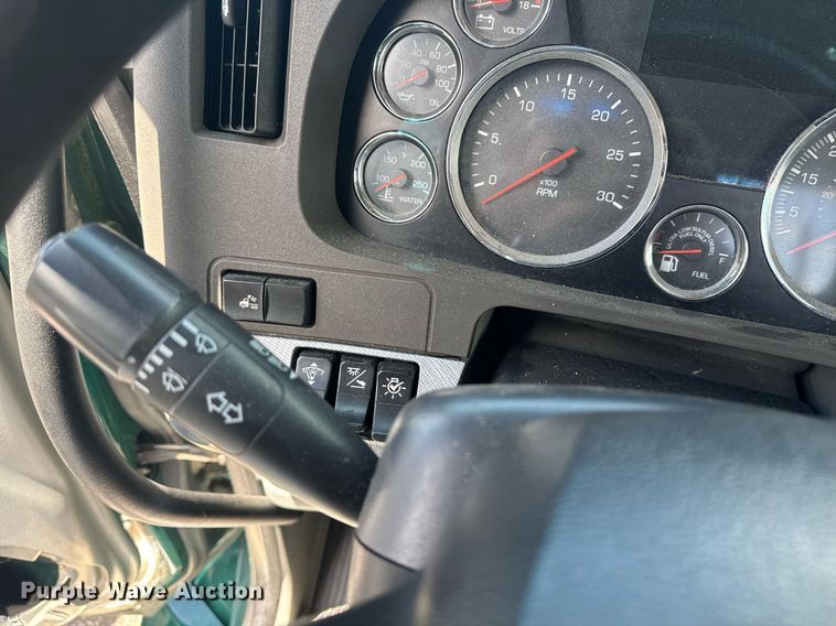 image for item YA0412 2019 Kenworth T680 semi truck