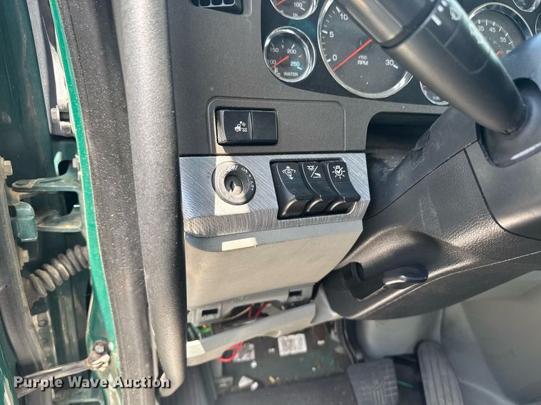 image for item YA0412 2019 Kenworth T680 semi truck