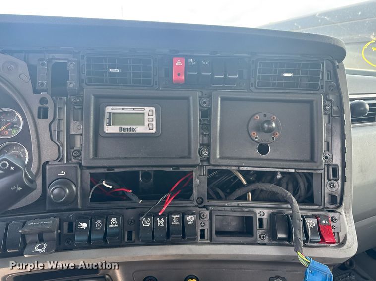 image for item YA0412 2019 Kenworth T680 semi truck