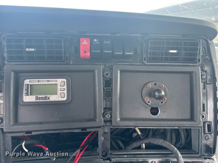 image for item YA0412 2019 Kenworth T680 semi truck