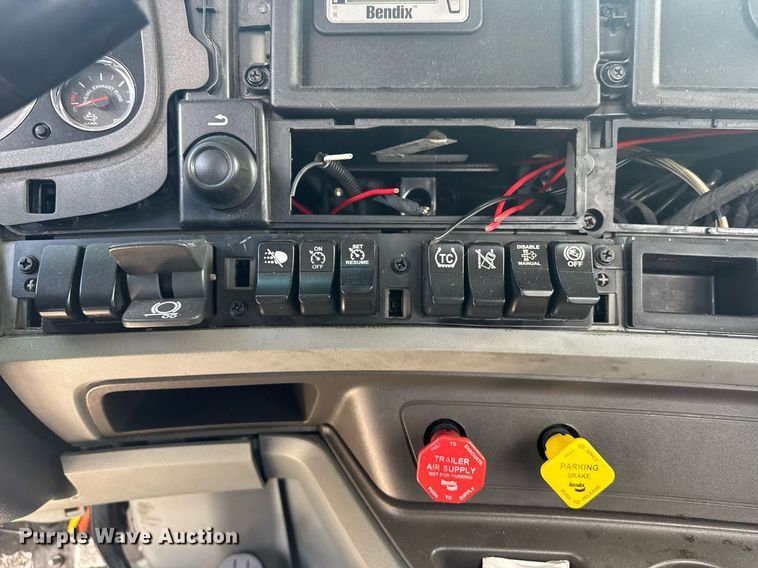 image for item YA0412 2019 Kenworth T680 semi truck