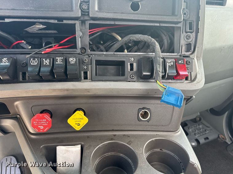 image for item YA0412 2019 Kenworth T680 semi truck