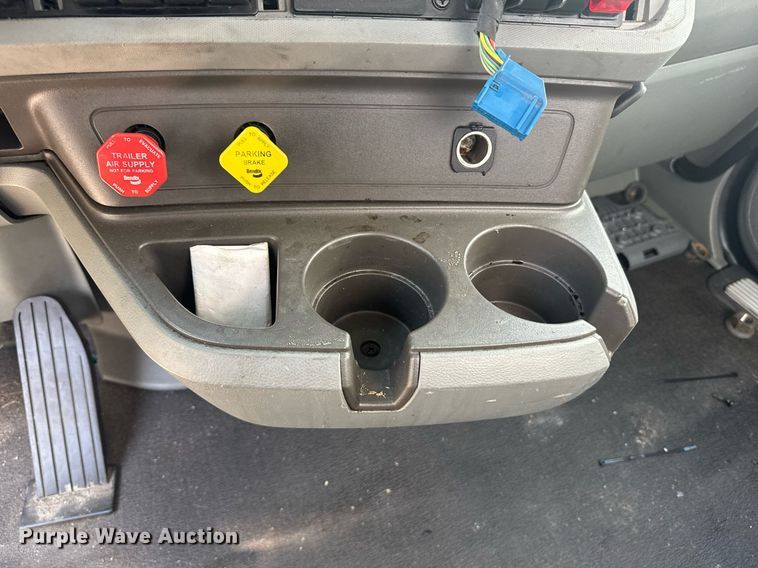 image for item YA0412 2019 Kenworth T680 semi truck