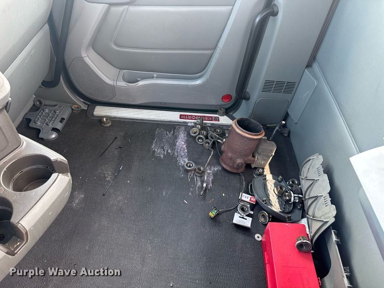 image for item YA0412 2019 Kenworth T680 semi truck