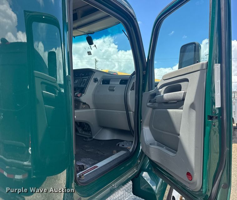 image for item YA0412 2019 Kenworth T680 semi truck