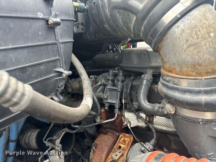 image for item YA0412 2019 Kenworth T680 semi truck