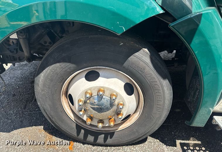 image for item YA0412 2019 Kenworth T680 semi truck