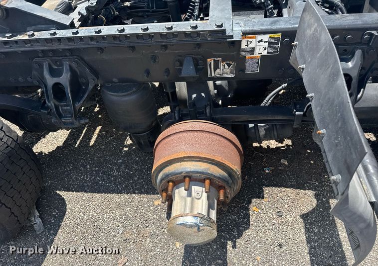 image for item YA0412 2019 Kenworth T680 semi truck