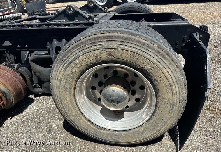 image for item YA0412 2019 Kenworth T680 semi truck