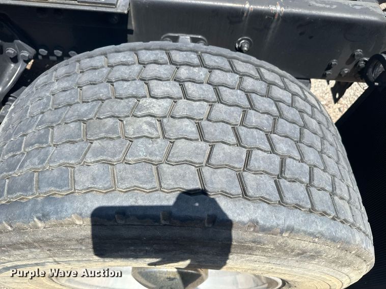 image for item YA0412 2019 Kenworth T680 semi truck