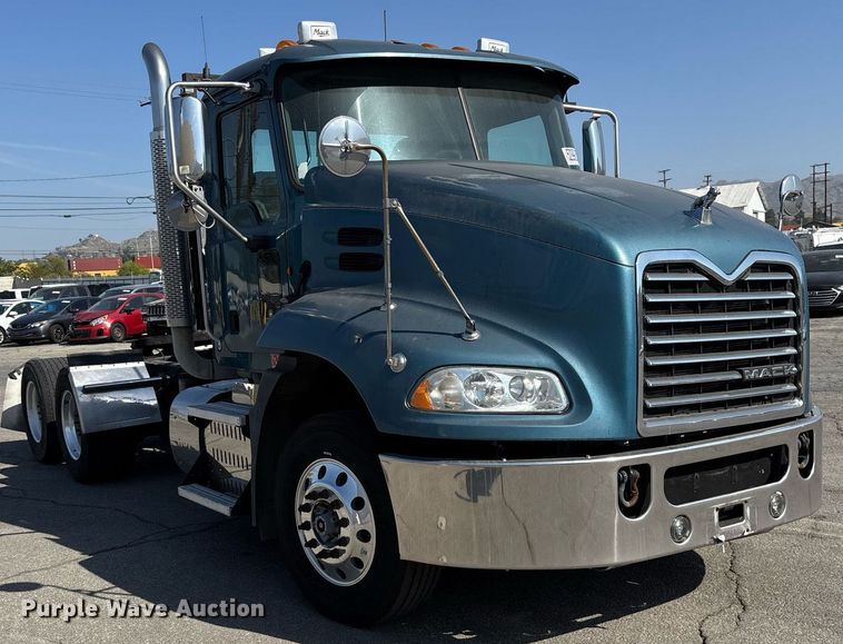 image for item YA0495 2011 Mack CXU613 semi truck