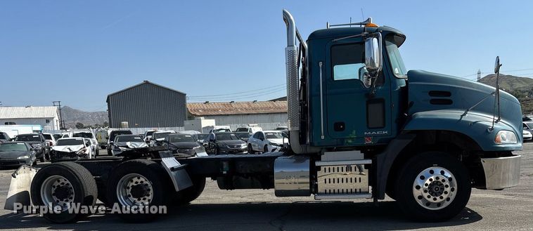 image for item YA0495 2011 Mack CXU613 semi truck