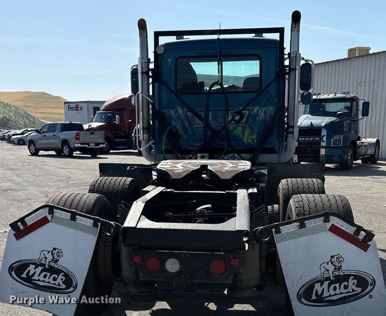 image for item YA0495 2011 Mack CXU613 semi truck