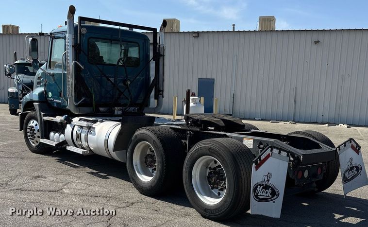 image for item YA0495 2011 Mack CXU613 semi truck