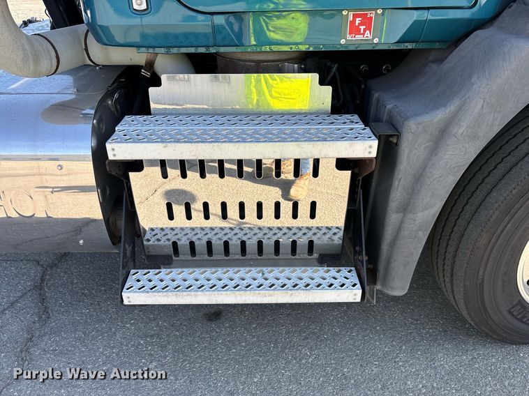 image for item YA0495 2011 Mack CXU613 semi truck